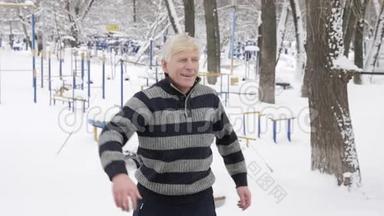 一位年长的欧洲男人在冬天做一个早晨的户外热身，锻炼背部的热身，瘦身